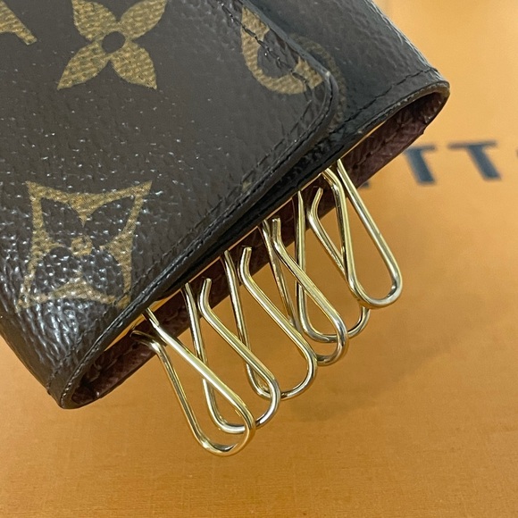 Louis Vuitton 6 key holder - Picture 11 of 13
